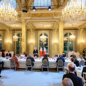 Le président de la république, Emmanuel Macron et la première dame, Brigitte Macron en compagnie de Sergio Mattarella, Président de la République italienne et sa fille Laura Mattarella, ainsi que M. Bellucci, pour un diner d'Etat au palais de l'Elysée, Paris, le 5 juillet 2021. © Jacques Witt/Pool/Bestimage