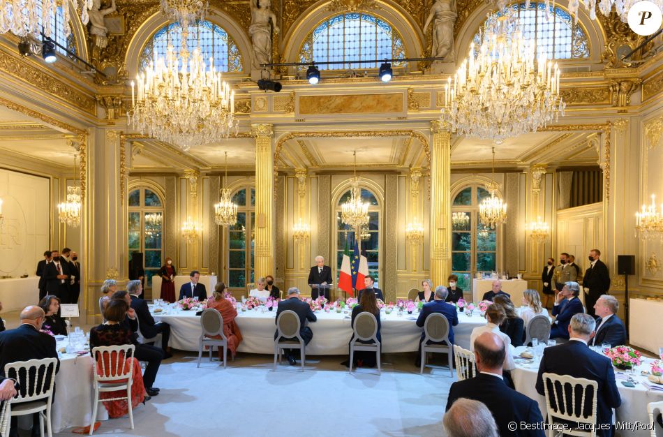 Le président de la république, Emmanuel Macron et la première dame, Brigitte Macron en compagnie de Sergio Mattarella, Président de la République italienne et sa fille Laura Mattarella, ainsi que M. Bellucci, pour un diner d'Etat au palais de l'Elysée, Paris, le 5 juillet 2021. © Jacques Witt/Pool/Bestimage