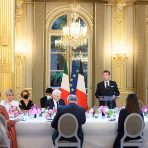 Le président de la république, Emmanuel Macron et la première dame, Brigitte Macron en compagnie de Sergio Mattarella, Président de la République italienne et sa fille Laura Mattarella, ainsi que M. Bellucci, pour un diner d'Etat au palais de l'Elysée, Paris, le 5 juillet 2021. © Jacques Witt/Pool/Bestimage