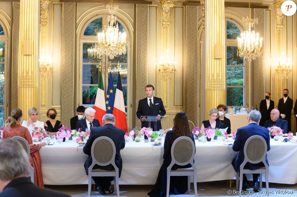 Le président de la république, Emmanuel Macron et la première dame, Brigitte Macron en compagnie de Sergio Mattarella, Président de la République italienne et sa fille Laura Mattarella, ainsi que M. Bellucci, pour un diner d'Etat au palais de l'Elysée, Paris, le 5 juillet 2021. © Jacques Witt/Pool/Bestimage