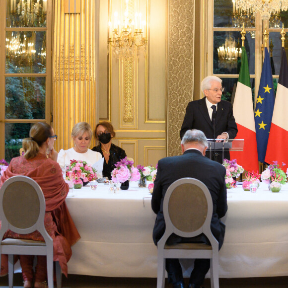 Le président de la république, Emmanuel Macron et la première dame, Brigitte Macron en compagnie de Sergio Mattarella, Président de la République italienne et sa fille Laura Mattarella, ainsi que M. Bellucci, pour un diner d'Etat au palais de l'Elysée, Paris, le 5 juillet 2021. © Jacques Witt/Pool/Bestimage