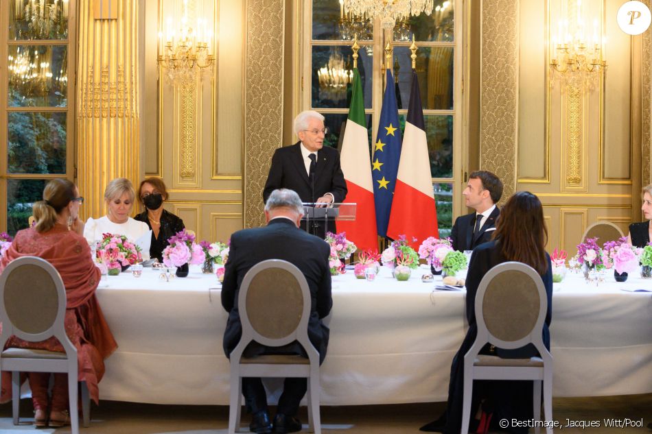 Le président de la république, Emmanuel Macron et la première dame, Brigitte Macron en compagnie de Sergio Mattarella, Président de la République italienne et sa fille Laura Mattarella, ainsi que M. Bellucci, pour un diner d'Etat au palais de l'Elysée, Paris, le 5 juillet 2021. © Jacques Witt/Pool/Bestimage