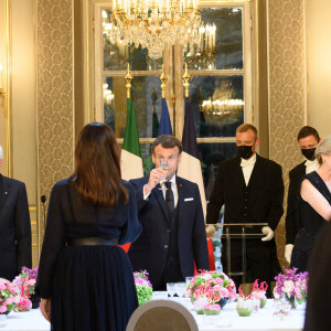 Le président de la république, Emmanuel Macron et la première dame, Brigitte Macron en compagnie de Sergio Mattarella, Président de la République italienne et sa fille Laura Mattarella, ainsi que M. Bellucci, pour un diner d'Etat au palais de l'Elysée, Paris, le 5 juillet 2021. © Jacques Witt/Pool/Bestimage