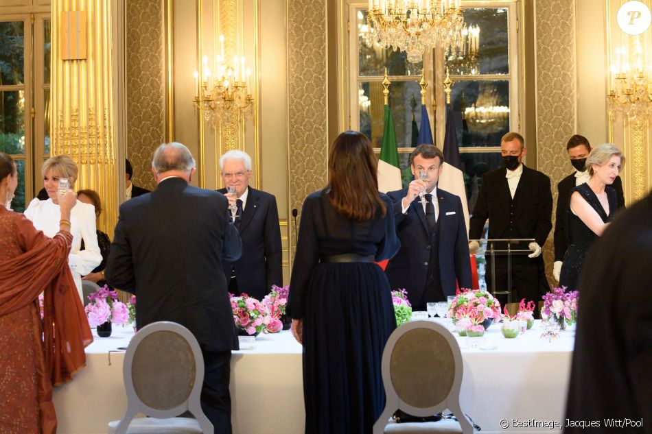 Le président de la république, Emmanuel Macron et la première dame, Brigitte Macron en compagnie de Sergio Mattarella, Président de la République italienne et sa fille Laura Mattarella, ainsi que M. Bellucci, pour un diner d'Etat au palais de l'Elysée, Paris, le 5 juillet 2021. © Jacques Witt/Pool/Bestimage