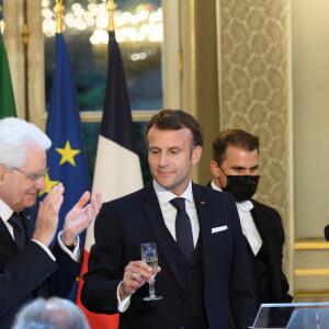 Le président de la république, Emmanuel Macron et la première dame, Brigitte Macron en compagnie de Sergio Mattarella, Président de la République italienne et sa fille Laura Mattarella, ainsi que M. Bellucci, pour un diner d'Etat au palais de l'Elysée, Paris, le 5 juillet 2021. © Jacques Witt/Pool/Bestimage