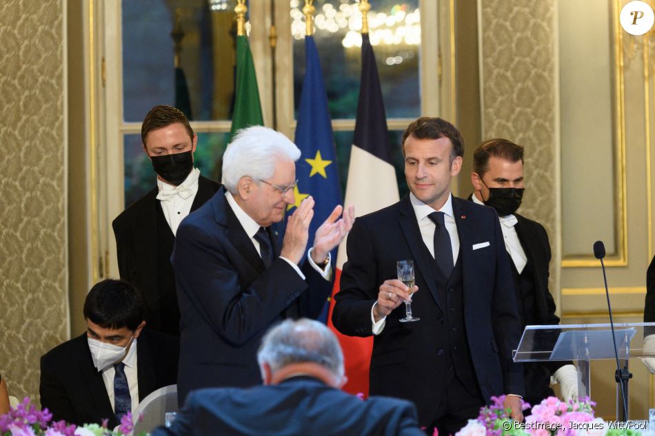 Le président de la république, Emmanuel Macron et la première dame, Brigitte Macron en compagnie de Sergio Mattarella, Président de la République italienne et sa fille Laura Mattarella, ainsi que M. Bellucci, pour un diner d'Etat au palais de l'Elysée, Paris, le 5 juillet 2021. © Jacques Witt/Pool/Bestimage