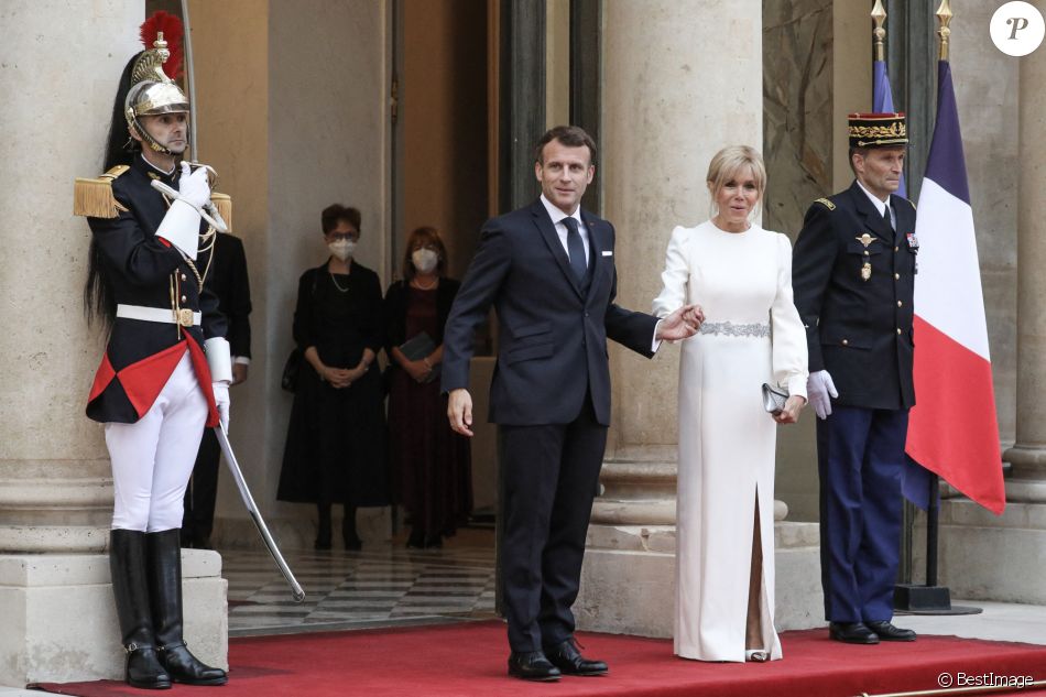 Le président de la république, Emmanuel Macron et la première dame, Brigitte Macron reçoivent Sergio Mattarella, Président de la République italienne et sa fille Laura Mattarella pour un dîner d'Etat au palais de l'Elysée, Paris, le 5 juillet 2021. © Stéphane Lemouton / Bestimage The President of the Republic, Emmanuel Macron and the First Lady, Brigitte Macron receive Sergio Mattarella, President of the Italian Republic and his daughter Laura Mattarella for a state dinner at the Elysée Palace, Paris, July 5, 2021.