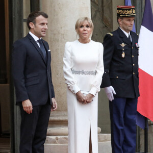 Le président de la république, Emmanuel Macron et la première dame, Brigitte Macron reçoivent Sergio Mattarella, Président de la République italienne et sa fille Laura Mattarella pour un dîner d'Etat au palais de l'Elysée © Stéphane Lemouton / Bestimage 