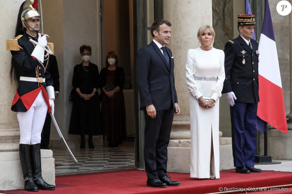 Le président de la république, Emmanuel Macron et la première dame, Brigitte Macron reçoivent Sergio Mattarella, Président de la République italienne et sa fille Laura Mattarella pour un dîner d'Etat au palais de l'Elysée © Stéphane Lemouton / Bestimage