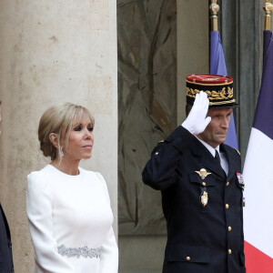 Le président de la république, Emmanuel Macron et la première dame, Brigitte Macron reçoivent Sergio Mattarella, Président de la République italienne et sa fille Laura Mattarella pour un dîner d'Etat au palais de l'Elysée, Paris, le 5 juillet 2021. © Stéphane Lemouton / Bestimage 