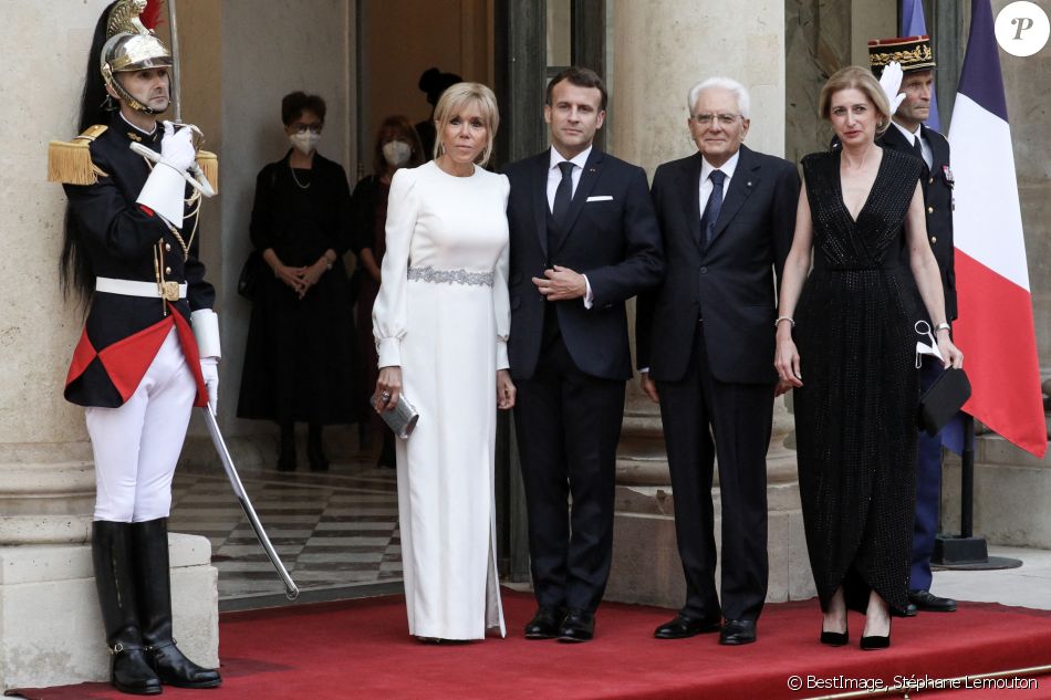 Le président de la république, Emmanuel Macron et la première dame, Brigitte Macron reçoivent Sergio Mattarella, Président de la République italienne et sa fille Laura Mattarella pour un dîner d'Etat au palais de l'Elysée, Paris, le 5 juillet 2021. © Stéphane Lemouton / Bestimage