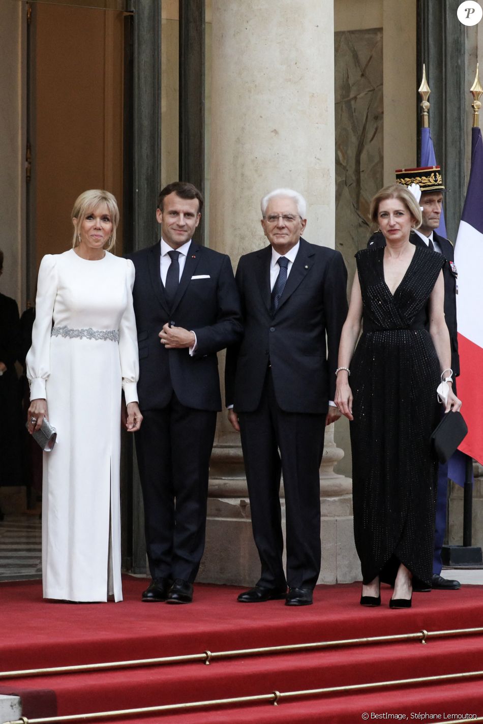 Le président de la république, Emmanuel Macron et la première dame, Brigitte Macron reçoivent Sergio Mattarella, Président de la République italienne et sa fille Laura Mattarella pour un dîner d'Etat au palais de l'Elysée, Paris, le 5 juillet 2021. © Stéphane Lemouton / Bestimage