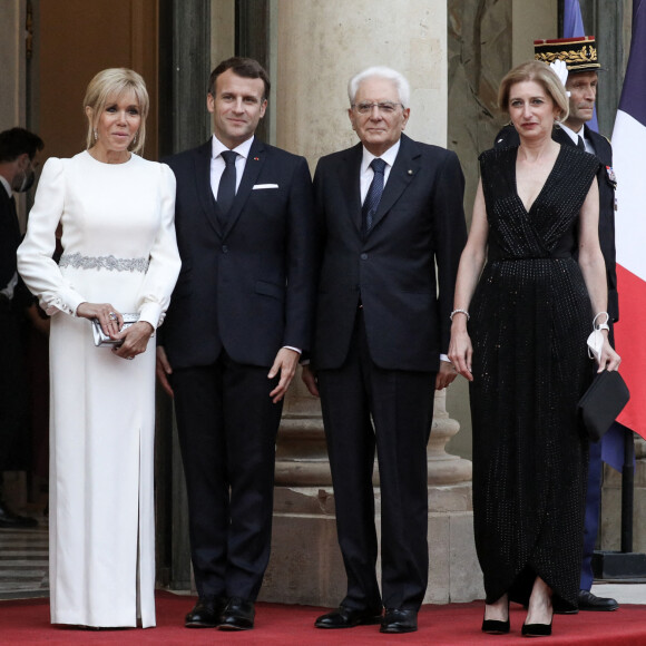Le président de la république, Emmanuel Macron et la première dame, Brigitte Macron reçoivent Sergio Mattarella, Président de la République italienne et sa fille Laura Mattarella pour un dîner d'Etat au palais de l'Elysée, Paris, le 5 juillet 2021. © Stéphane Lemouton / Bestimage 