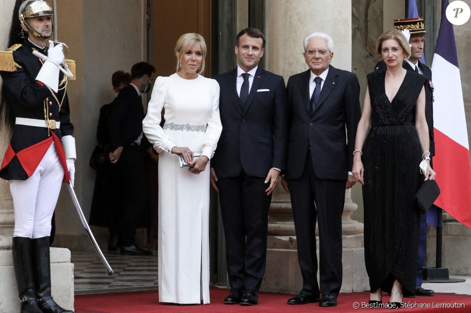 Le président de la république, Emmanuel Macron et la première dame, Brigitte Macron reçoivent Sergio Mattarella, Président de la République italienne et sa fille Laura Mattarella pour un dîner d'Etat au palais de l'Elysée, Paris, le 5 juillet 2021. © Stéphane Lemouton / Bestimage
