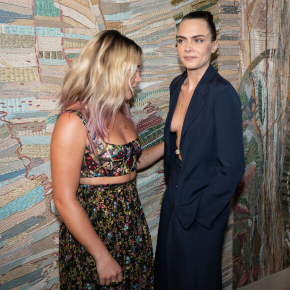 Cara Delevingne a osé le costume porté à même la peau lors du défilé Haute Couture de Christian Dior. Son amie Florence Pugh n'a pas pu s'empêcher de regarder !