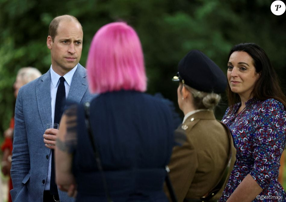 Le prince William, duc de Cambridge, célèbre le 73 ème anniversaire du National Health Service à Buckingham Palace à Londres et reçoit des membres du personnel soignant britannique, le 5 juillet 2021.