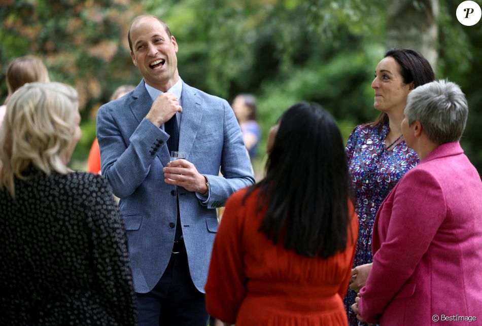 Le prince William, duc de Cambridge, célèbre le 73 ème anniversaire du National Health Service à Buckingham Palace à Londres et reçoit des membres du personnel soignant britannique, le 5 juillet 2021.