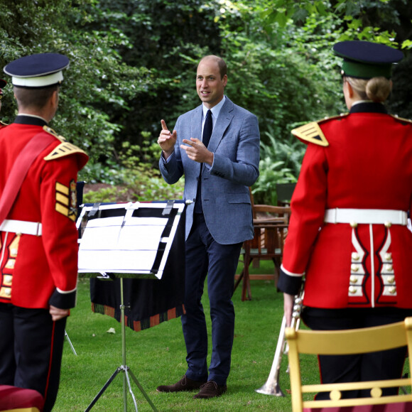 Le prince William, duc de Cambridge, célèbre le 73 ème anniversaire du National Health Service à Buckingham Palace à Londres et reçoit des membres du personnel soignant britannique, le 5 juillet 2021.