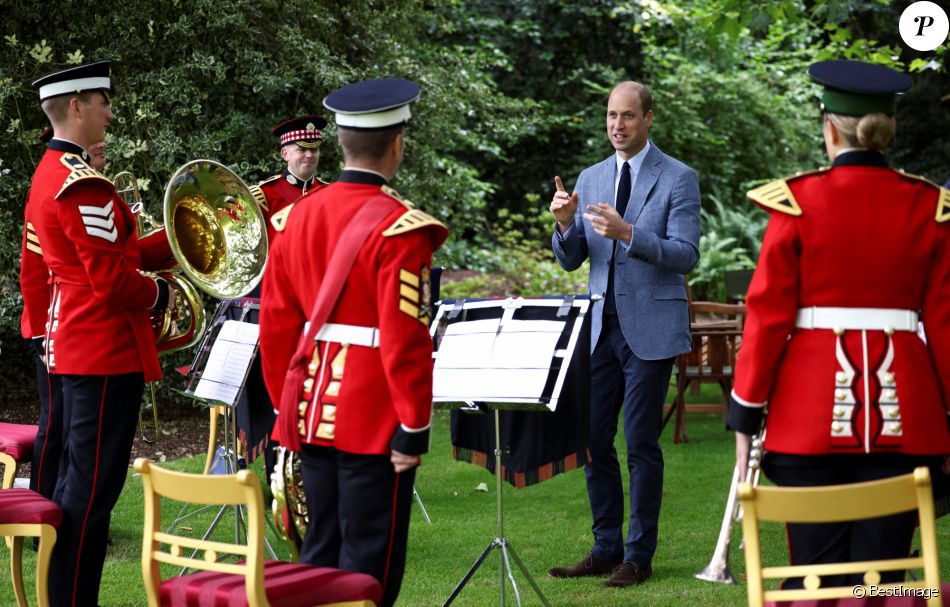 Le prince William, duc de Cambridge, célèbre le 73 ème anniversaire du National Health Service à Buckingham Palace à Londres et reçoit des membres du personnel soignant britannique, le 5 juillet 2021.
