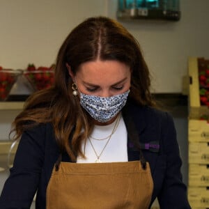 Catherine (Kate) Middleton, duchesse de Cambridge, aide à préparer des desserts aux fraises avec le chef Adam Fargin dans les cuisines du All England Lawn Tennis and Croquet Club de Wimbledon à Londres, Royaume Uni, le 2 juillet 2021.