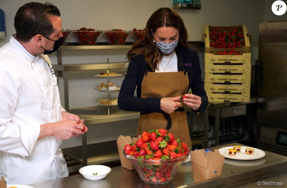 Catherine (Kate) Middleton, duchesse de Cambridge, aide à préparer des desserts aux fraises avec le chef Adam Fargin dans les cuisines du All England Lawn Tennis and Croquet Club de Wimbledon à Londres, Royaume Uni, le 2 juillet 2021.