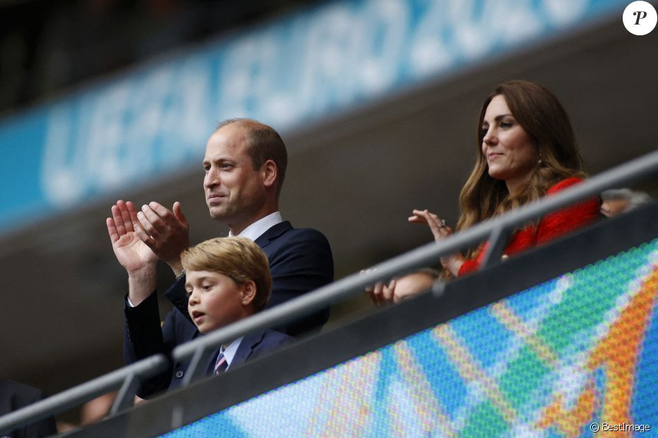 Le prince William, duc de Cambridge, Catherine (Kate) Middleton, duchesse de Cambridge, et leur fils le prince George de Cambridge dans les tribunes du huitième de finale de l'EURO 2020 opposant l'Angleterre et l'Allemagne au stade de Wembley à Londres, Royaume Uni, le 29 juin 2021.