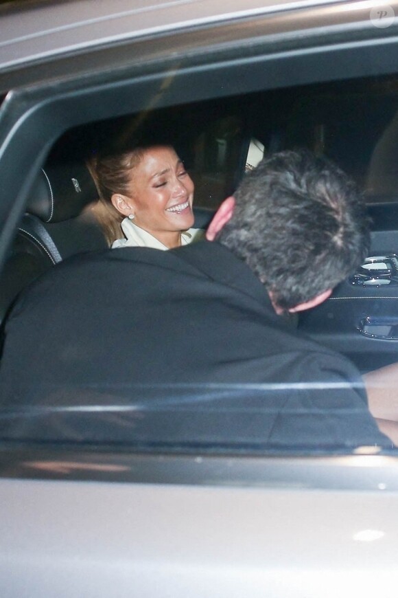 Eclats de rire entre Jennifer Lopez et son compagnon Ben Affleck à la sortie du restaurant "Avra" à Beverly Hills, le 25 juin 2021.