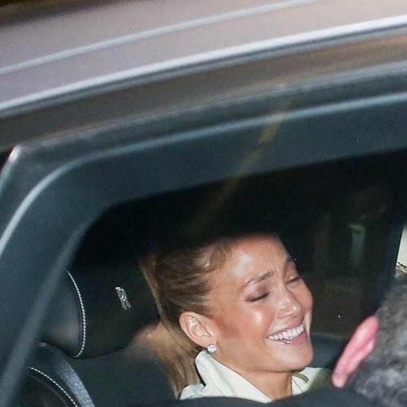 Eclats de rire entre Jennifer Lopez et son compagnon Ben Affleck à la sortie du restaurant "Avra" à Beverly Hills, le 25 juin 2021.
