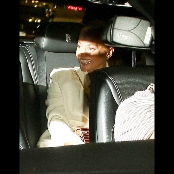 Eclats de rire entre Jennifer Lopez et son compagnon Ben Affleck à la sortie du restaurant "Avra" à Beverly Hills, le 25 juin 2021.