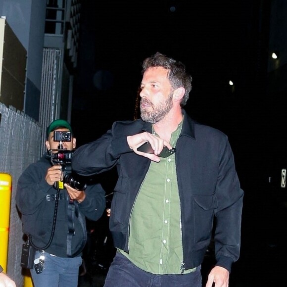 Jennifer Lopez et son compagnon Ben Affleck arrivent au restaurant "Avra" par une porte dérobée à Beverly Hills, le 25 juin 2021.