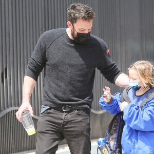Ben Affleck et son ex-femme Jennifer Garner emmènent leur fils Samuel, 9 ans, à son cours de natation à Los Angeles, le 3 mai 2021.