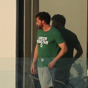 Ben Affleck fume une cigarette sur le balcon de la maison qu'il loue avec Jennifer Lopez à Miami le 25 mai 2021. 