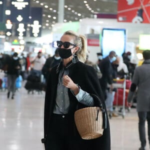 Exclusif - Laeticia Hallyday est à l'aéroport de Roissy-Charles-de-Gaulle pour prendre un vol à destination de Los Angeles. Paris, le 17 mars 2021.