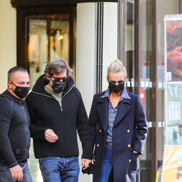 Exclusif - Laeticia Hallyday et son compagnon Jalil Lespert à la sortie du domicile de Jalil à Paris le 9 novembre 2020.