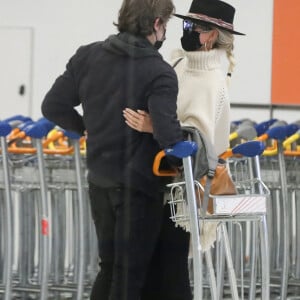 Exclusif - Laeticia Hallyday et son compagnon Jalil Lespert arrivent à l'aéroport de Roissy-Charles-de-Gaulle à Paris en provenance de Rome après un week-end en amoureux, le 2 novembre 2020.