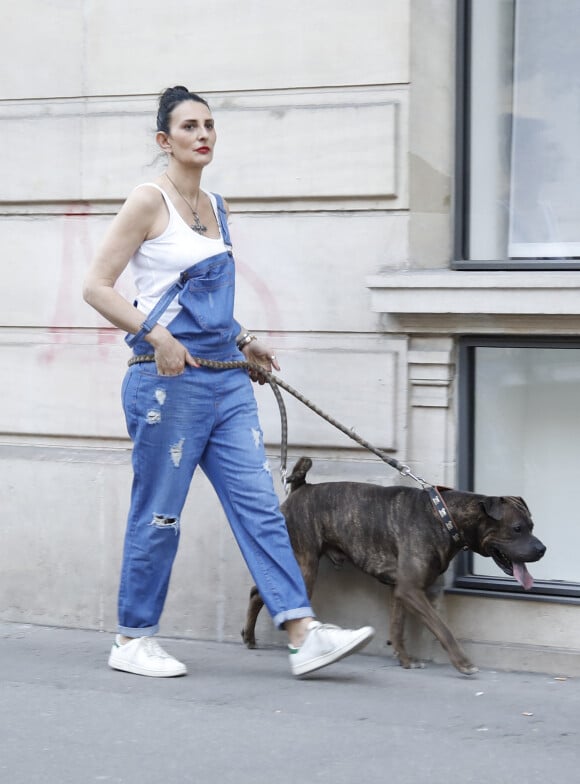 Sylvie Ortega Munos promène son chien dans les rues de Paris le 27 Juin 2018 à quelques jours de l'anniversaire de la mort de son compagnon Ludovic Chancel (fils de la chanteuse Sheila).