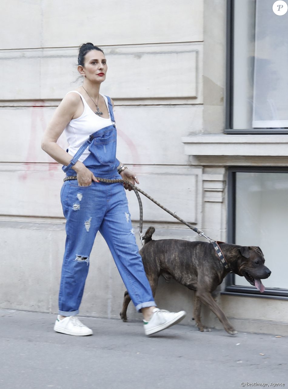 Sylvie Ortega Munos promène son chien dans les rues de Paris le 27 Juin 2018 à quelques jours de l'anniversaire de la mort de son compagnon Ludovic Chancel (fils de la chanteuse Sheila).