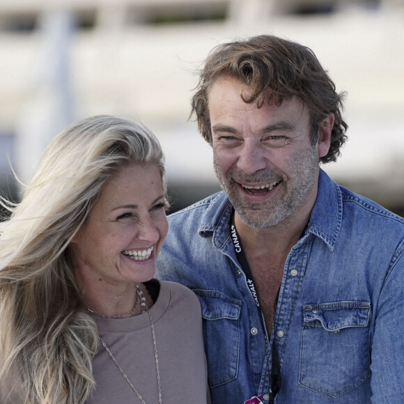 Patrick Puydebat et sa compagne rient aux éclats en marge du festival Canneseries saison 3 à Cannes le 10 octobre 2020. © Norbert Scanella / Panoramic / Bestimage