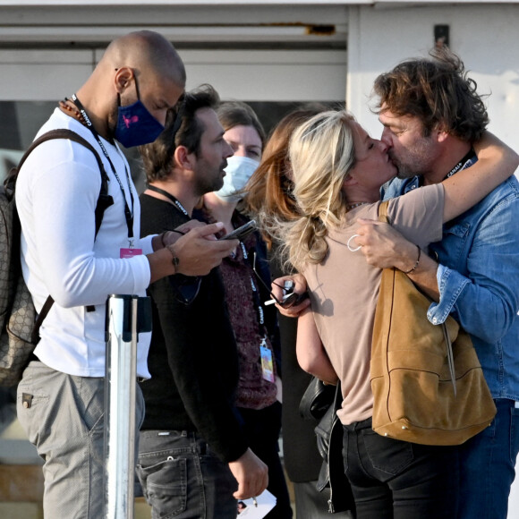 Patrick Puydebat (Les mystères de l'amour) embrasse avec passion sa compagne en marge du festival Canneseries Saison 3 le 10 octobre 2020. © Bruno Bebert / Bestimage