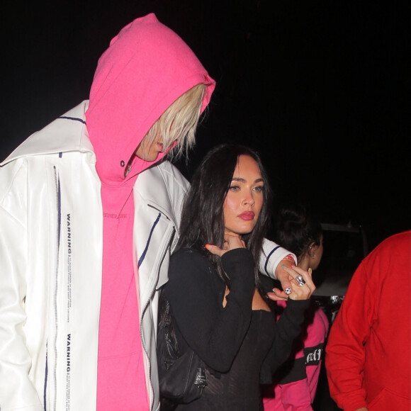 Megan Fox et son compagnon Machine Gun Kelly à l'avant-première du film "Space Jam" au Six Flags Magic Mountain à Valencia, Los Angeles, le 29 juin 2021.