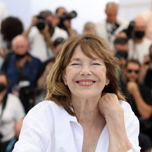 Jane Birkin (habillée en Céline) au photocall du film Jane par Charlotte (Cannes Première) lors du 74ème festival international du film de Cannes le 8 juillet 2021 