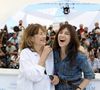 Jane Birkin (habillée en Céline), Charlotte Gainsbourg au photocall du film "Jane par Charlotte" (Cannes Première) lors du 74ème festival international du film de Cannes