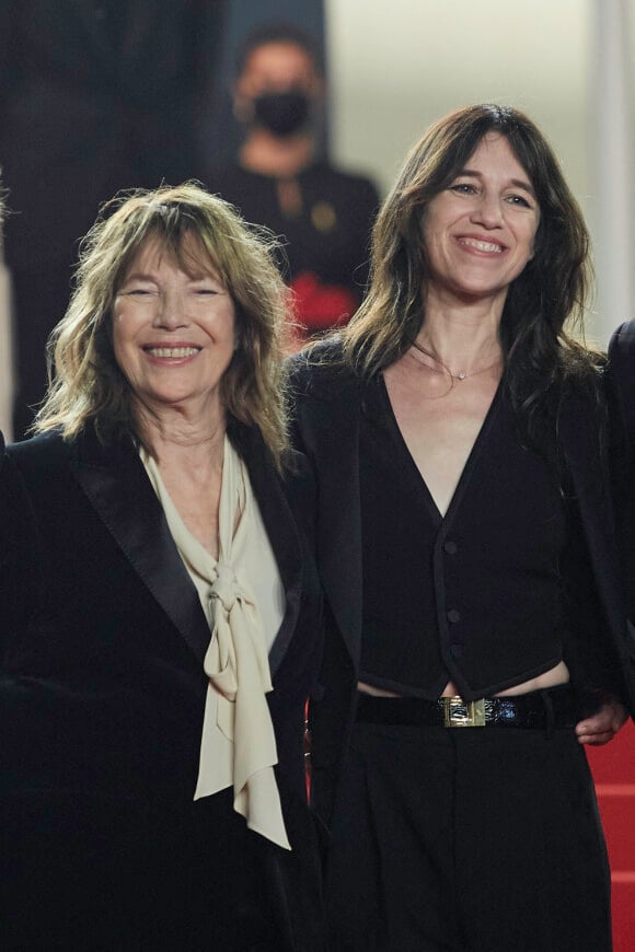 Jane Birkin et sa fille Charlotte Gainsbourg - Montée des marches du film "Jane par Charlotte" lors du 74ème Festival International du Film de Cannes. Le 7 juillet 2021 