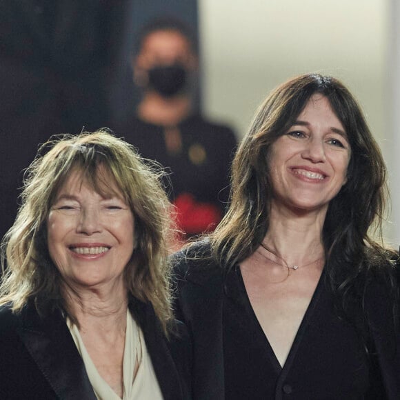 Jane Birkin et sa fille Charlotte Gainsbourg - Montée des marches du film "Jane par Charlotte" lors du 74ème Festival International du Film de Cannes. Le 7 juillet 2021 