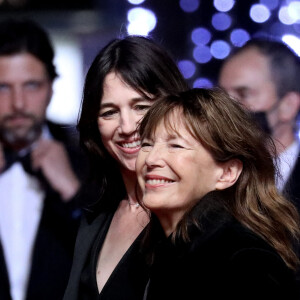 Charlotte Gainsbourg et sa mère Jane Birkin montent les marches lors de la projection du film "Jane par Charlotte". Cannes, le 7 juillet 2021
