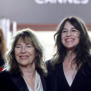Charlotte Gainsbourg et sa mère Jane Birkin - Montée des marches du film "Jane par Charlotte" lors du 74ème Festival International du Film de Cannes. Le 7 juillet 2021 