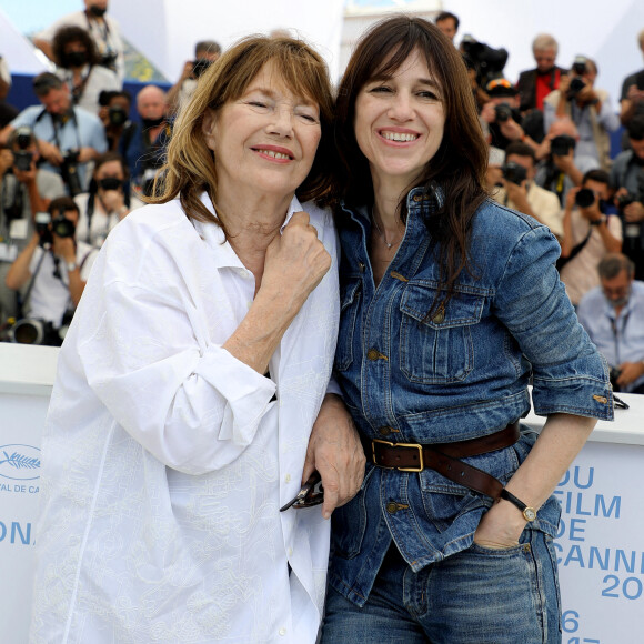 Jane Birkin (habillée en Celine), Charlotte Gainsbourg au photocall du film Jane par Charlotte (Cannes première) lors du 74ème festival international du film de Cannes le 8 juillet 2021