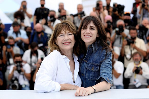 Jane Birkin et Charlotte Gainsbourg au photocall du film "Jane par Charlotte" (Cannes première) lors du 74ème festival international du film de Cannes le 8 juillet 2021