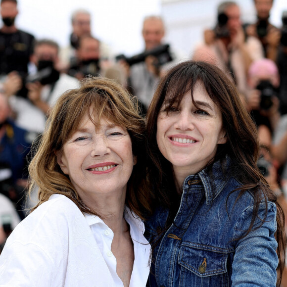 Jane Birkin et Charlotte Gainsbourg au photocall du film "Jane par Charlotte" (Cannes première) lors du 74ème festival international du film de Cannes le 8 juillet 2021