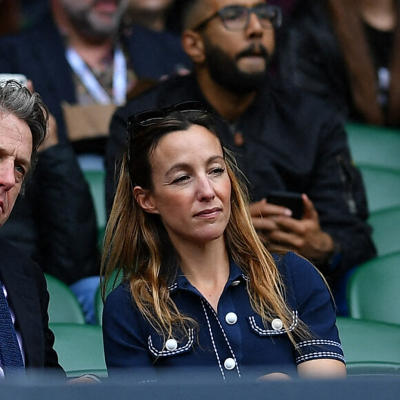 Hugh Grant et sa femme Anna Eberstein au tournoi de Wimbledon au All England Lawn Tennis and Croquet Club à Londres, le 7 juillet 2021.